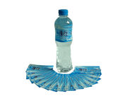 Το μπουκάλι ποτών μεταλλικού νερού συρρικνώνεται το μανίκι που τυπώνει την μπλε θερμότητα