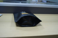 Πλαστικές σακούλες Moyee που συσκευάζουν τη μαύρη στάση μεταλλινών επάνω στη σακούλα με την τσάντα καφέ βαλβίδων