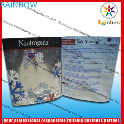 Στάση φύλλων αλουμινίου επάνω στην καλλυντική συσκευάζοντας τσάντα που ανακυκλώνεται με Ziplock για τη σκόνη μαργαριταριών