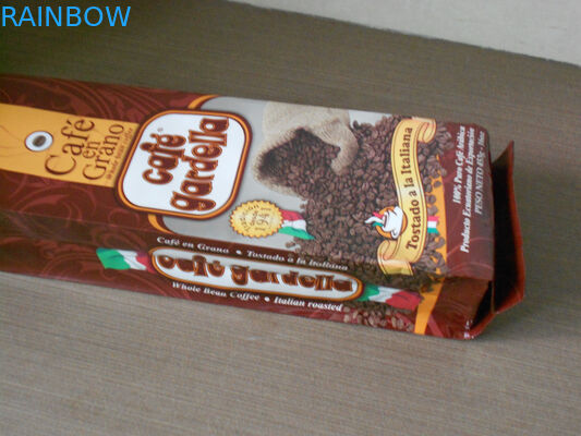 Η συσκευάζοντας μεταλλίνη τσαντών φασολιών καφέ αργιλίου τελειώνει την καφετιά σακούλα φύλλων αλουμινίου