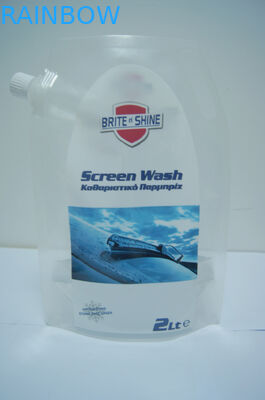 2 η διαφανής πλαστική στάση λίτρου επάνω στο πλύσιμο οθόνης σακουλών που συσκευάζει/η στάση ρίχνει επάνω τις τσάντες για τη συσκευασία πλυσίματος