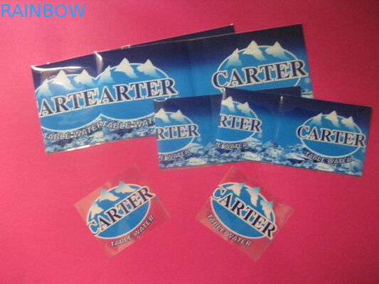 Το μπουκάλι ποτών μεταλλικού νερού συρρικνώνεται το μανίκι που τυπώνει την μπλε θερμότητα