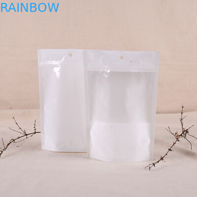 Στάση επάνω στη σακούλα φύλλων αλουμινίου αργιλίου που συσκευάζει το τυπωμένο λογότυπο για τα τρόφιμα