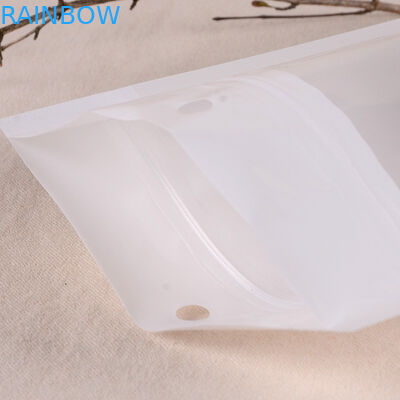 Στάση επάνω στη σακούλα φύλλων αλουμινίου αργιλίου που συσκευάζει το τυπωμένο λογότυπο για τα τρόφιμα