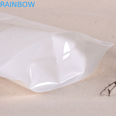 Στάση επάνω στη σακούλα φύλλων αλουμινίου αργιλίου που συσκευάζει το τυπωμένο λογότυπο για τα τρόφιμα