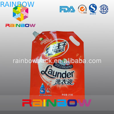 Η στάση ρίχνει επάνω τη σακούλα που συσκευάζει/καθαριστική συσκευασία Doypack πλυντηρίων με τους σωλήνες