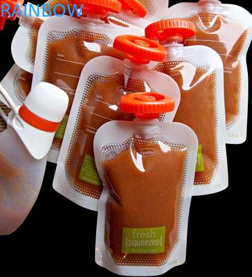 Στάση βαθμού τροφίμων σχεδίου συνήθειας επάνω στη σακούλα με τους σωλήνες για τις παιδικές τροφές