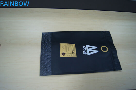 Πλαστικές σακούλες Moyee που συσκευάζουν τη μαύρη στάση μεταλλινών επάνω στη σακούλα με την τσάντα καφέ βαλβίδων