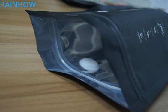 Σαφής στάση επάνω στις συσκευάζοντας τσάντες φασολιών καφέ φύλλων αλουμινίου αργιλίου με την εξαέρωση της βαλβίδας