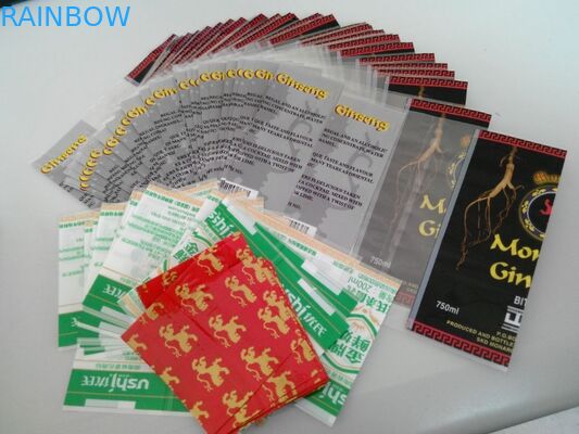 Η εφαρμογή χεριών συρρικνώνεται τις ετικέτες μανικιών για τη συσκευασία μπουκαλιών νερό καρύδων