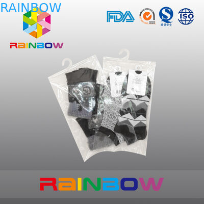 Άσπρες σαφείς πλαστικές σακούλες γάλακτος που συσκευάζουν την κρεμώντας τσάντα γάντζων με το φερμουάρ για τις κάλτσες