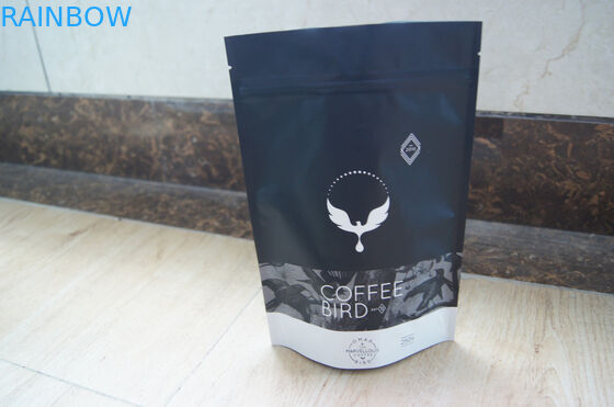 Τοποθετημένες σε στρώματα τσάντες τσαγιού μεταλλινών μαύρες που συσκευάζουν τις τσάντες καφέ φύλλων αλουμινίου αργιλίου