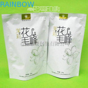 Οι χαριτωμένες κυρτές συσκευάζοντας τσάντες τσαγιού Lipton στέκονται επάνω τη σακούλα που προσαρμόζεται