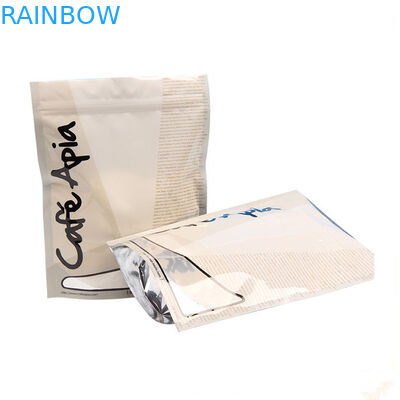 Οι χαριτωμένες κυρτές συσκευάζοντας τσάντες τσαγιού Lipton στέκονται επάνω τη σακούλα που προσαρμόζεται