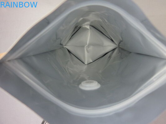 Στάση τσαγιού καφέ επάνω στη σακούλα φύλλων αλουμινίου αργιλίου που συσκευάζει Ziplock της Kraft την τσάντα 250g 500g