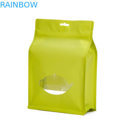 Οι συσκευάζοντας τσάντες τσαγιού εγγράφου της Kraft στέκονται επάνω τις πλαστικές συσκευάζοντας τσάντες αργιλίου με ziplock