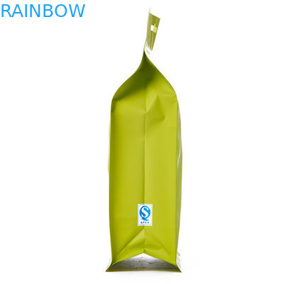 Οι συσκευάζοντας τσάντες τσαγιού εγγράφου της Kraft στέκονται επάνω τις πλαστικές συσκευάζοντας τσάντες αργιλίου με ziplock