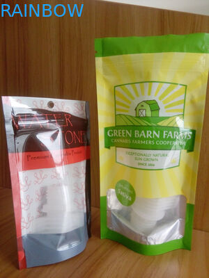 Πλαστικό εμπορευματοκιβώτιο στάσεων επάνω που γεμίζουν με τους σπόρους καννάβεων/τις τσάντες της Noni με το φερμουάρ