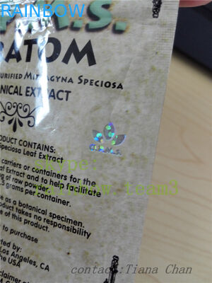 Στάση φύλλων αλουμινίου αργιλίου επάνω στη σακούλα για την ενισχυμένη kratom σκόνη που εξάγεται από το kratom