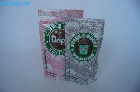 Η μαύρη ματ τσάντα τροφίμων φύλλων αλουμινίου αργιλίου, στέκεται επάνω τη συσκευασία φασολιών καφέ