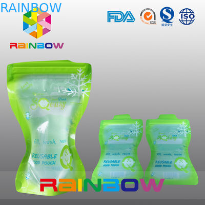 Η υγρή συσκευασία σακουλών σωλήνων, στέκεται επάνω τη σακούλα μωρών με τους σωλήνες