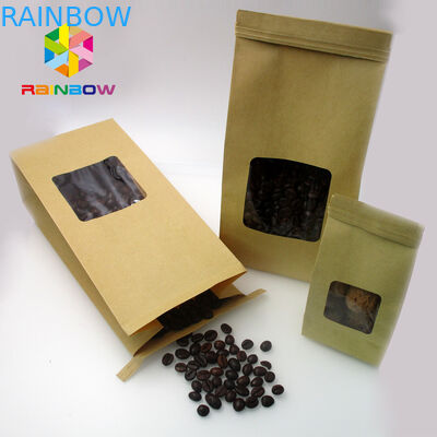 Τυπωμένη συνήθεια ευθυγραμμισμένη φύλλο αλουμινίου στάση εγγράφου της Kraft επάνω στην τσάντα σακουλών με το σαφές παράθυρο για το φασόλι καφέ