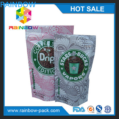 τα φύλλα καπνών που συσκευάζουν το βοτανικό θυμίαμα τσαντών καρυκευμάτων τσαντών k2 συσκευασίας καννάβεων σακουλών καπνών τοποθετούν τη συσκευάζοντας τσάντα καρυκευμάτων σε σάκκο