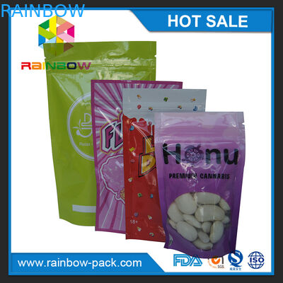 τα φύλλα καπνών που συσκευάζουν το βοτανικό θυμίαμα τσαντών καρυκευμάτων τσαντών k2 συσκευασίας καννάβεων σακουλών καπνών τοποθετούν τη συσκευάζοντας τσάντα καρυκευμάτων σε σάκκο