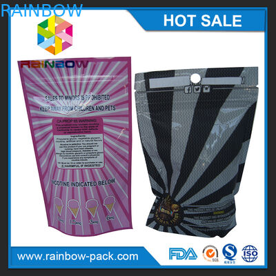 τα φύλλα καπνών που συσκευάζουν το βοτανικό θυμίαμα τσαντών καρυκευμάτων τσαντών k2 συσκευασίας καννάβεων σακουλών καπνών τοποθετούν τη συσκευάζοντας τσάντα καρυκευμάτων σε σάκκο