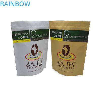 Η μεταλλίνη τελειώνει ευθυγραμμισμένη τη φύλλο αλουμινίου στάση επάνω στη συσκευάζοντας τσάντα καφέ τσαντών 500g φερμουάρ