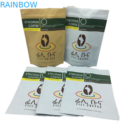 Η μεταλλίνη τελειώνει ευθυγραμμισμένη τη φύλλο αλουμινίου στάση επάνω στη συσκευάζοντας τσάντα καφέ τσαντών 500g φερμουάρ