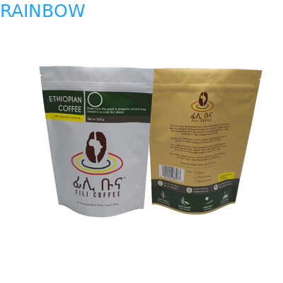 Η μεταλλίνη τελειώνει ευθυγραμμισμένη τη φύλλο αλουμινίου στάση επάνω στη συσκευάζοντας τσάντα καφέ τσαντών 500g φερμουάρ