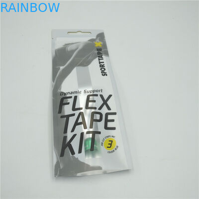 Κρεμώντας τις κατώτατες ανοικτές πλαστικές σακούλες που συσκευάζουν, δευτερεύουσα συνήθεια σακουλών σφραγίδων τρεις που τυπώνεται