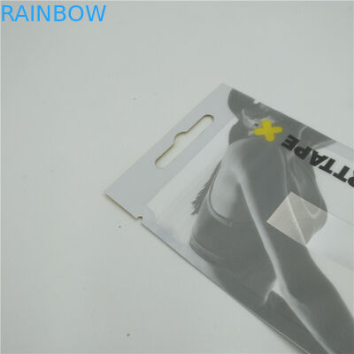 Κρεμώντας τις κατώτατες ανοικτές πλαστικές σακούλες που συσκευάζουν, δευτερεύουσα συνήθεια σακουλών σφραγίδων τρεις που τυπώνεται