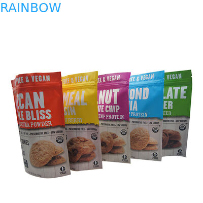 Στάση επάνω στις πλαστικές σακούλες τσαντών φερμουάρ που συσκευάζουν για το μπισκότο μπισκότων τσιπ σοκολάτας