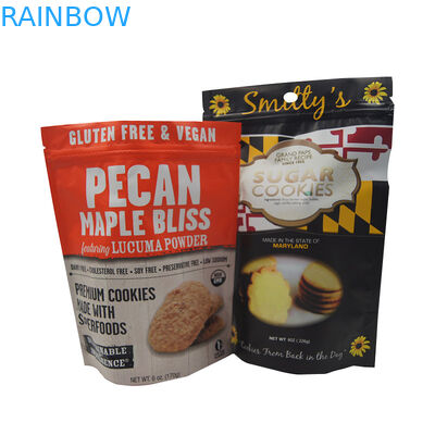 Στάση επάνω στις πλαστικές σακούλες τσαντών φερμουάρ που συσκευάζουν για το μπισκότο μπισκότων τσιπ σοκολάτας