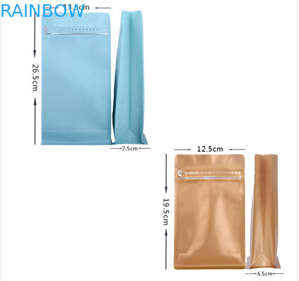 Επαναχρησιμοποιήσιμες ματ μαύρες πλαστικές σακούλες που συσκευάζουν τη στάση επάνω στη σακούλα για το φασόλι καφέ