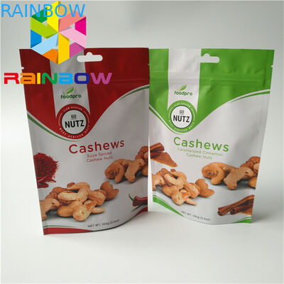 Ξηρά στάση καρυδιών επάνω στη σακούλα που συσκευάζει Eco - φιλικό με το διαφανές χρώμα