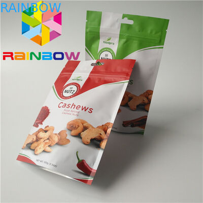 Ξηρά στάση καρυδιών επάνω στη σακούλα που συσκευάζει Eco - φιλικό με το διαφανές χρώμα