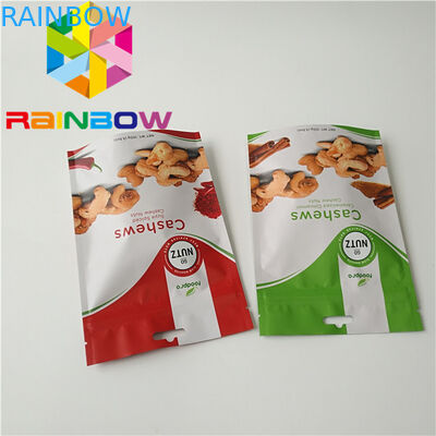 Ξηρά στάση καρυδιών επάνω στη σακούλα που συσκευάζει Eco - φιλικό με το διαφανές χρώμα