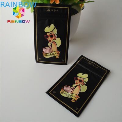 Η πλευρά τρία σφράγισε τις πλαστικές σακούλες που συσκευάζουν για τα εξαρτήματα ιματισμού/κοριτσιών