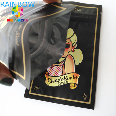 Η πλευρά τρία σφράγισε τις πλαστικές σακούλες που συσκευάζουν για τα εξαρτήματα ιματισμού/κοριτσιών