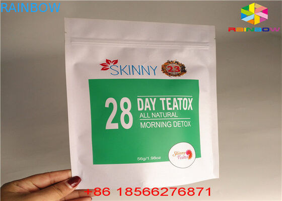 Στάση τσαγιού Matcha επάνω φερμουάρ τοποθετημένο σε στρώματα στο σακούλα υλικό αργιλίου έγγραφο της Kraft φύλλων αλουμινίου ανακύκλωσης