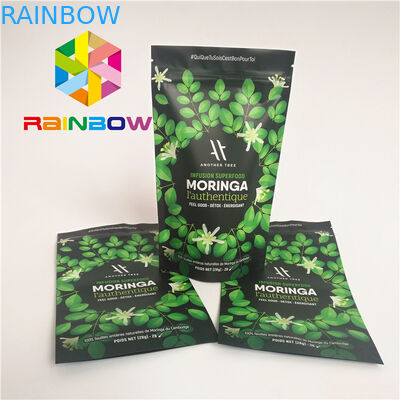 Η επιφάνεια μεταλλινών τελειώνει τις πλαστικές σακούλες που συσκευάζουν τη στάση φερμουάρ επάνω στην πρωτεϊνική τσάντα σκονών