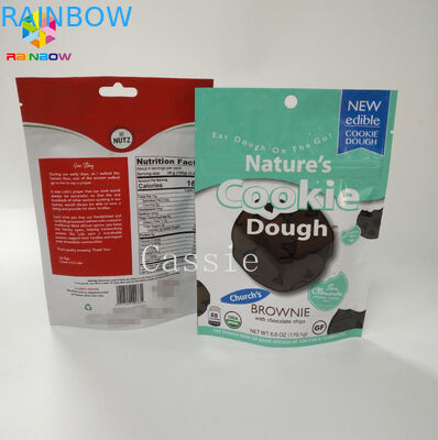 Τυπωμένα τα συνήθεια μπισκότα απόδειξης μυρωδιάς τσαντών πρόχειρων φαγητών συσκευάζοντας στέκονται επάνω τη σακούλα με Ziplock