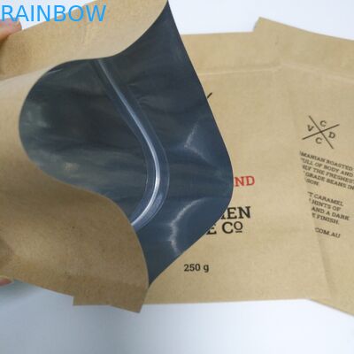 Συσκευάζοντας στάση τσαντών πρόχειρων φαγητών καφετιού εγγράφου της Kraft επάνω στο επίπεδο κατώτατο σημείο σακουλών με το φερμουάρ