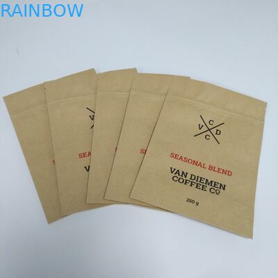 Συσκευάζοντας στάση τσαντών πρόχειρων φαγητών καφετιού εγγράφου της Kraft επάνω στο επίπεδο κατώτατο σημείο σακουλών με το φερμουάρ