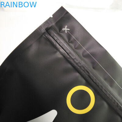 1 κλ 500 γραμμάρια 250 γραμμάρια στέκεται επάνω τη μαύρη συσκευάζοντας τσάντα καφέ μεταλλινών με το τοπ φύλλο αλουμινίου φερμουάρ και αργιλίου μέσα στις τσάντες