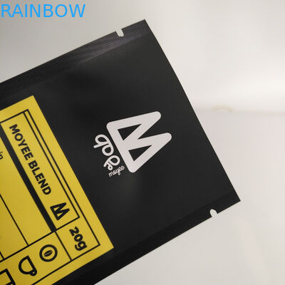 1 κλ 500 γραμμάρια 250 γραμμάρια στέκεται επάνω τη μαύρη συσκευάζοντας τσάντα καφέ μεταλλινών με το τοπ φύλλο αλουμινίου φερμουάρ και αργιλίου μέσα στις τσάντες