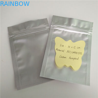 Η σαφής ασημένια στάση χρώματος επάνω στη σακούλα φερμουάρ τοποθετεί την προσαρμοσμένη τοποθετημένη συσκευασία σε σάκκο